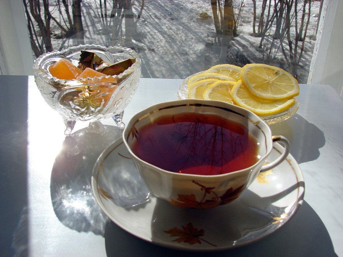 Холодный вечер холодный чай. Горячий чай. Чашка чая. Утренний чай. Чай с лимоном.
