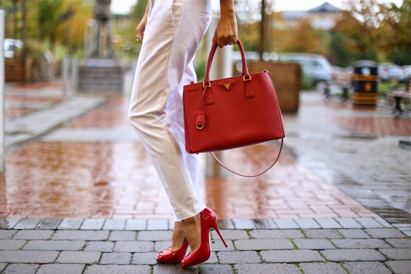 Включи то что подходит. Красные туфли и сумка. Красная сумка. Девушка с красной сумкой. Сумка и обувь одного цвета.