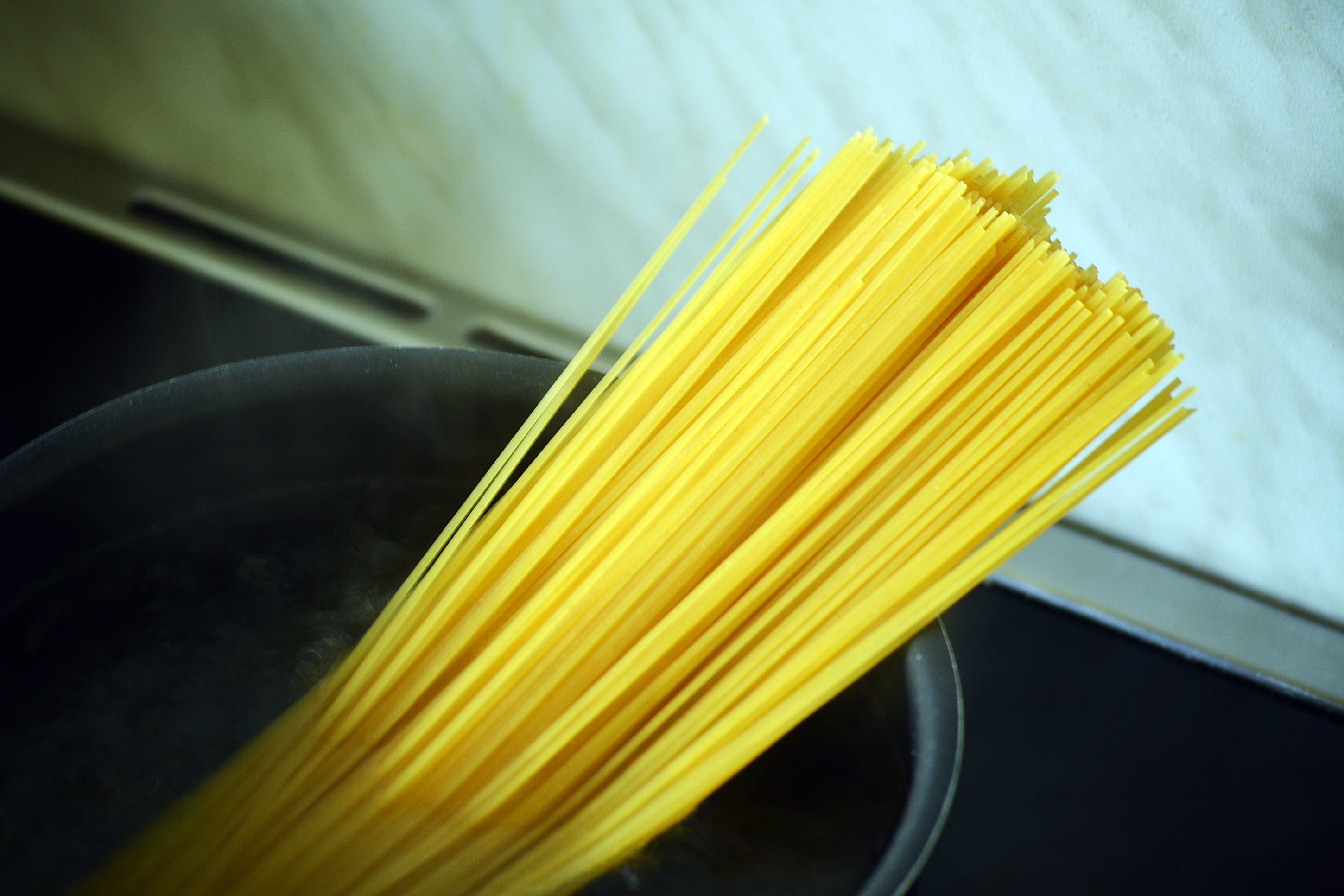 Как выглядит спагетти. Спагетти. Спагетти сухие. Макароны готовые. Спагетти готовые.