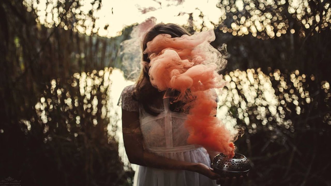 Купить холодный дым. Девушка в дыму. Дым Эстетика. Девушка в дымке. Девушка выпускает дым.