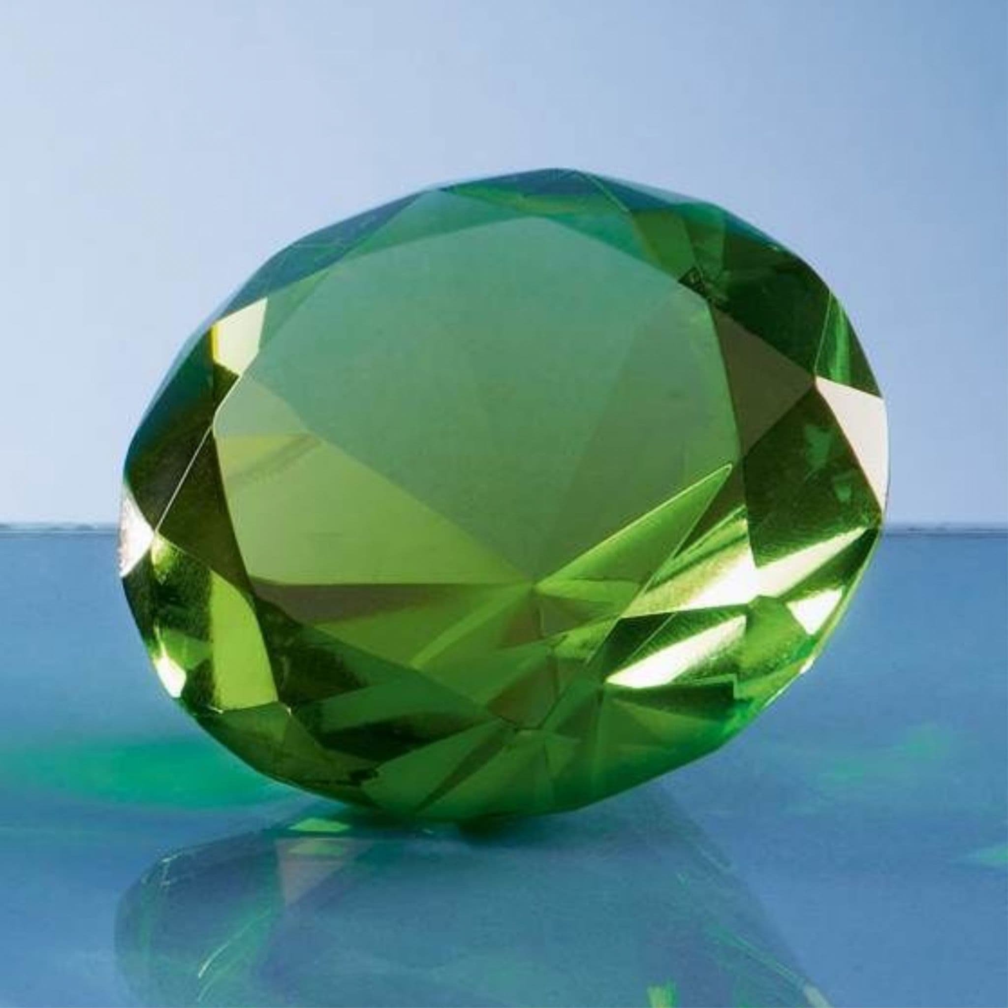 Кристаллический зеленый. Даймонд Грин. Зеленый Кристалл Кристалл. Зелёный Алмаз камень.