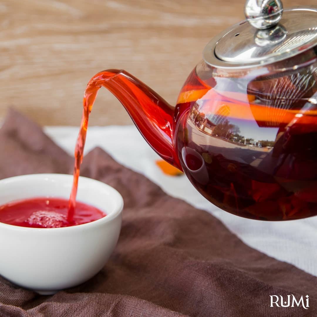 Чай в чайнике. Фруктовый чай в чайнике. Каркаде в чайнике. Чай фруктовый в чайничке. Красный чай в чайнике.