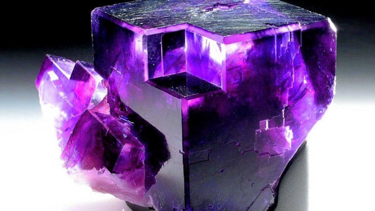 Сильный магический камень. Флюорит минерал Кристалл. Флюорит камень фиолетовый. Фиолетовый флюорит Кристалл. Флюорит плавиковый шпат.