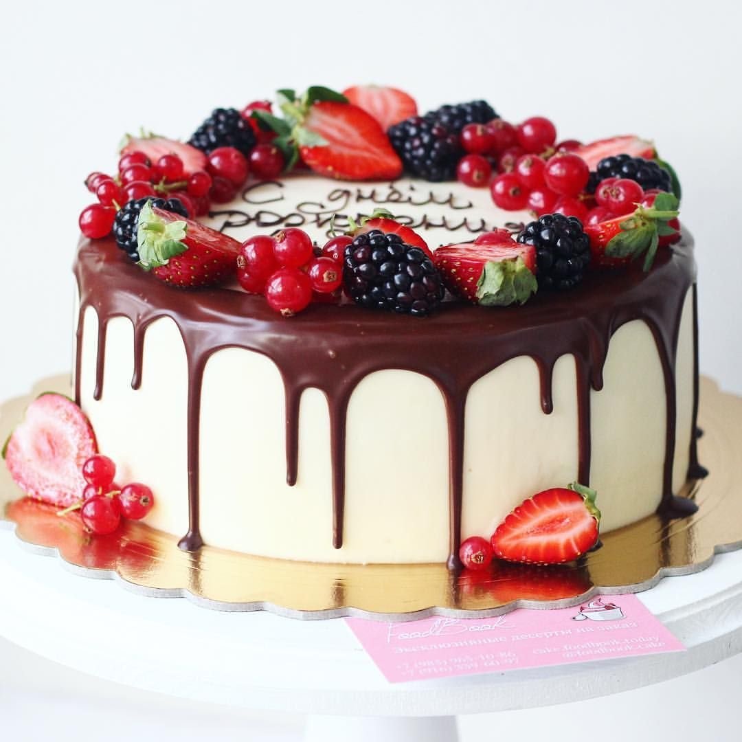 Торт с ягодами и шоколадом