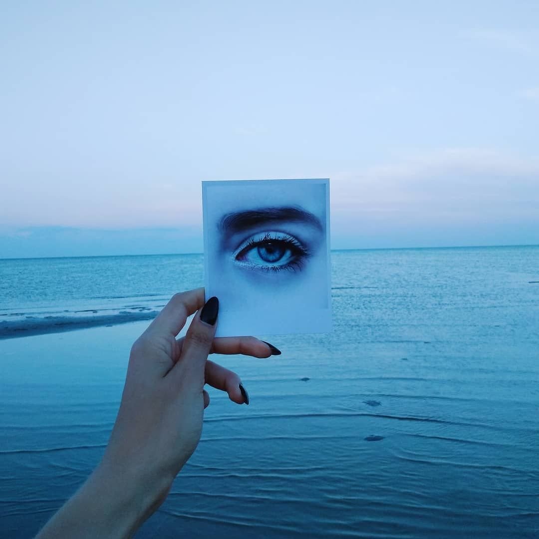 Его глаза напротив цвета моря. Море в глазах. Глаза океан. Глаза на фоне моря. Глаза Эстетика.
