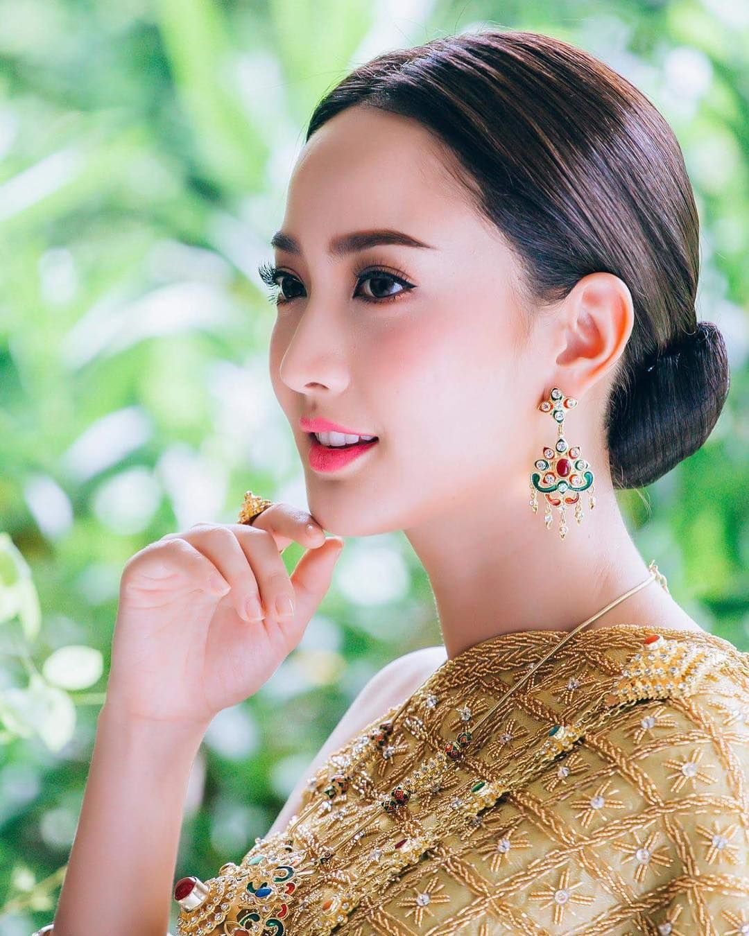 Тайцы девушки. Тайская актриса Яя урассая. Яя урассая макияж. Таиланд девушки. Тайский макияж.