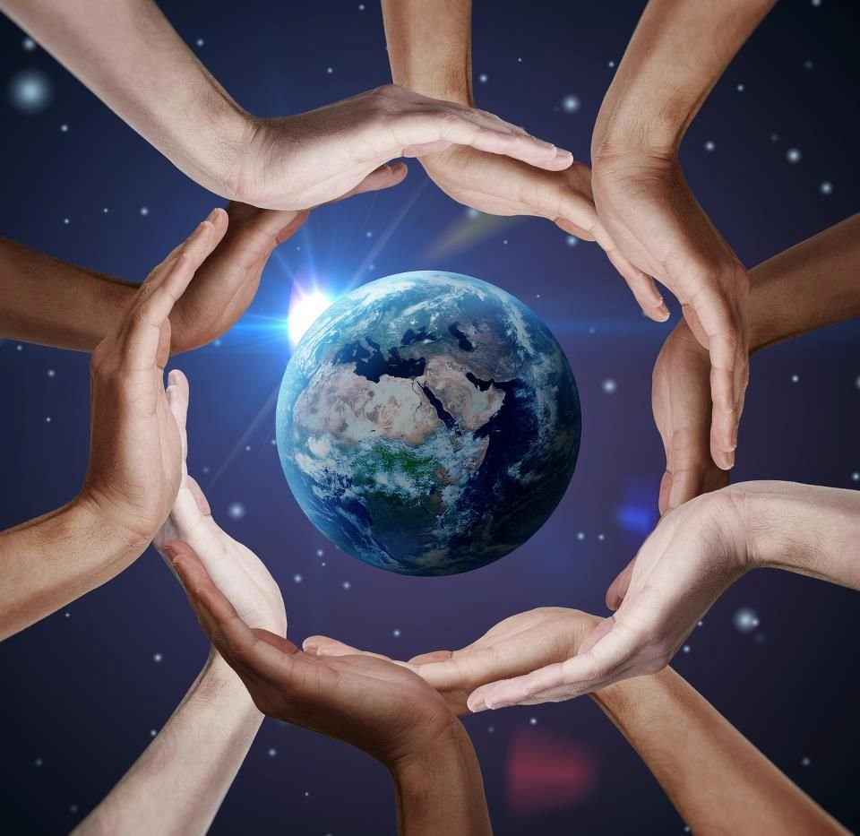 Обнимает планету. Планета в руках человека. Единство людей. Земля в руках. Мир в руках человека.