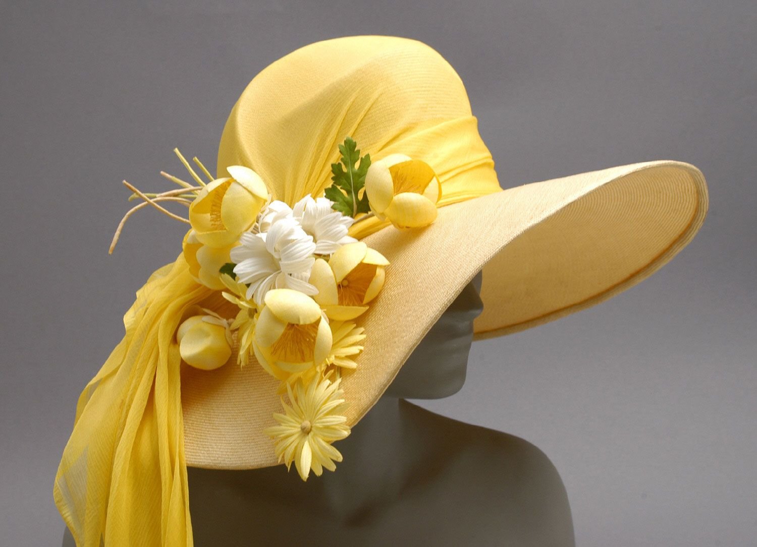 Шляпа растение. Желтая шляпа. Шляпа с цветами. Шляпа желтая женская. Дамская шляпка желтая.