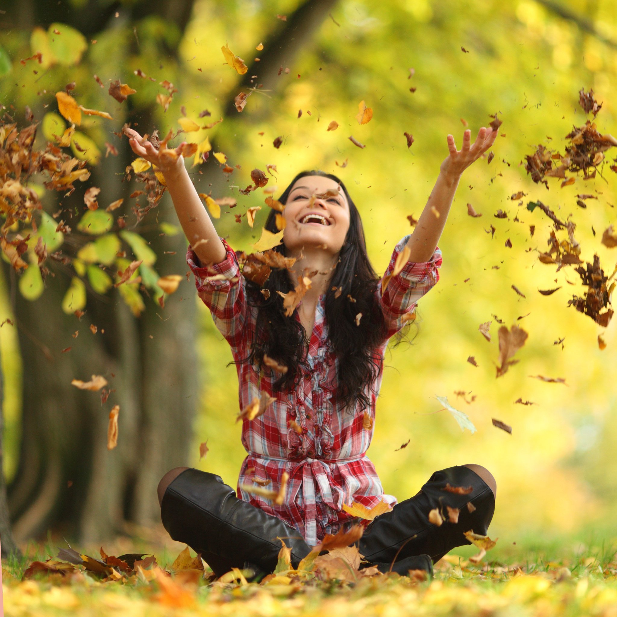 Жить и наслаждаться песня. Осень радость. Девушка радуется. Осень люди. Осень счастье.