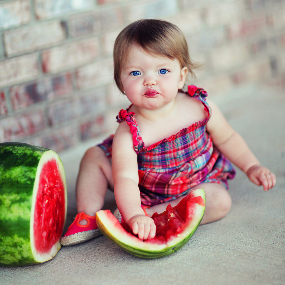 Фруктовый малыш. Арбуз для детей. Фотосессия с арбузом. Фотосессия с фруктами. Фотосессия малыша с фруктами.