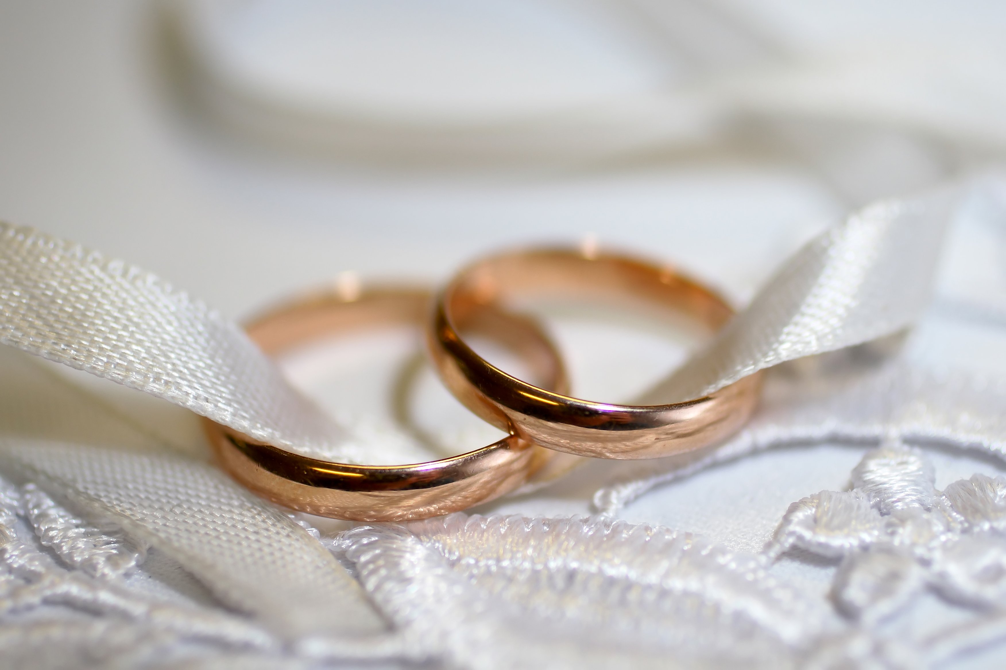 Месяца замужества. Кольца на свадьбу. Обручальное кольцо. Красивые обручальные кольца. Обручальные кольца открытка.