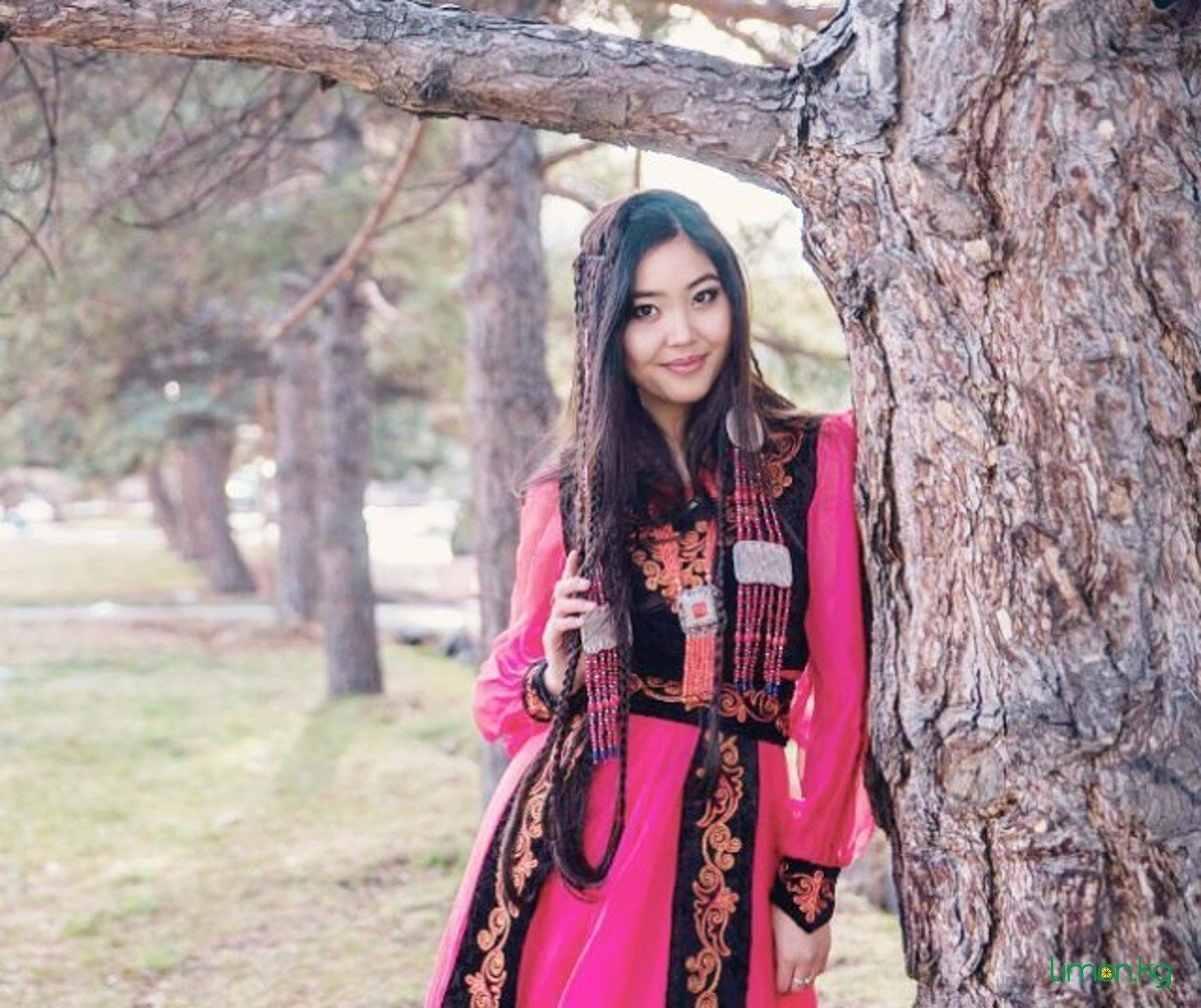 Жена киргиза. Паризода Бурихужаева. Таджикская Национальная одежда Нодира Мазитова. Узбекские женщины. Красивые девушки Киргизии.