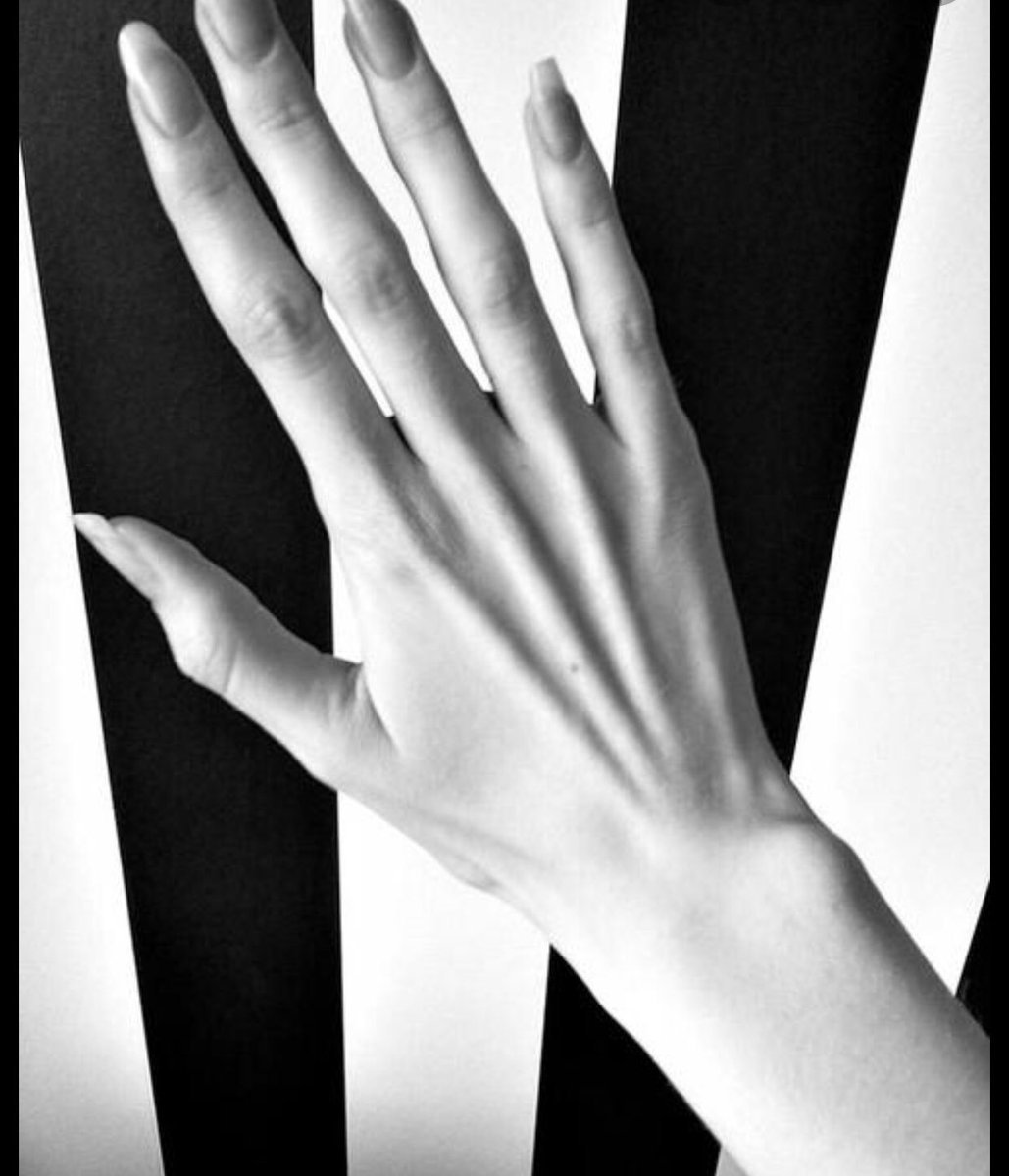 Пальцы женщин красивые. Арахнодактилия паучьи пальцы Эстетика. Арахнодактилия паучьи пальцы тонкие. Арахнодактилия (паучьи пальцы) - тонкие и длинные пальцы.. Тонкие руки.