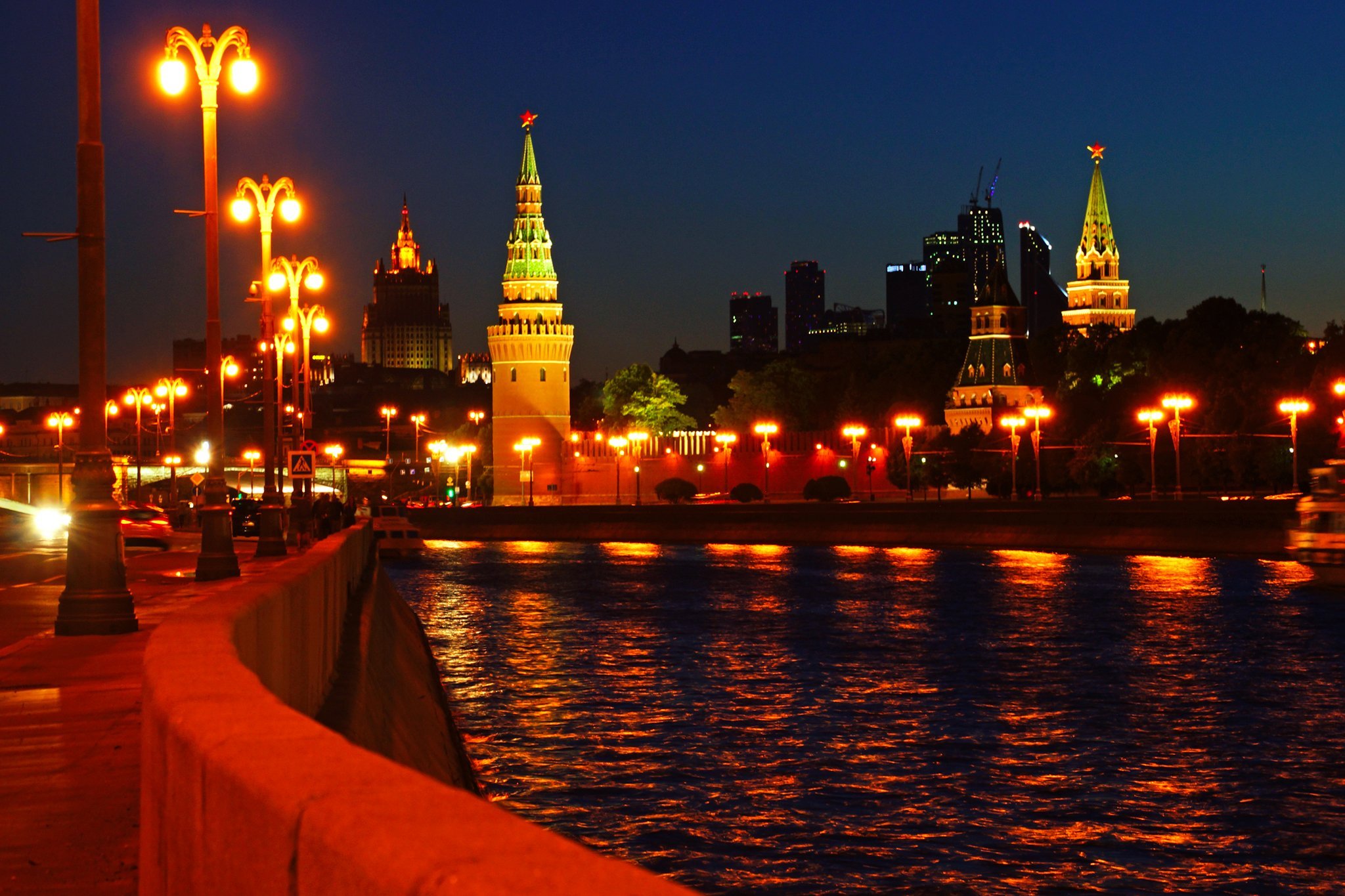 Покажи красивая москва. Набережная ночная летняя Москвы реки. Москва река Софийская набережная ночью летом. Вечерняя Москва Москва река огни. Москва река Кремль.