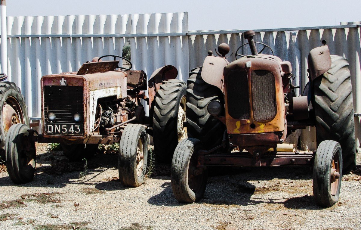 Тракторный мир. Антик трактор. Renault tractor 3051. Трактор Renault 1950. Трактор т700 Ржавый.