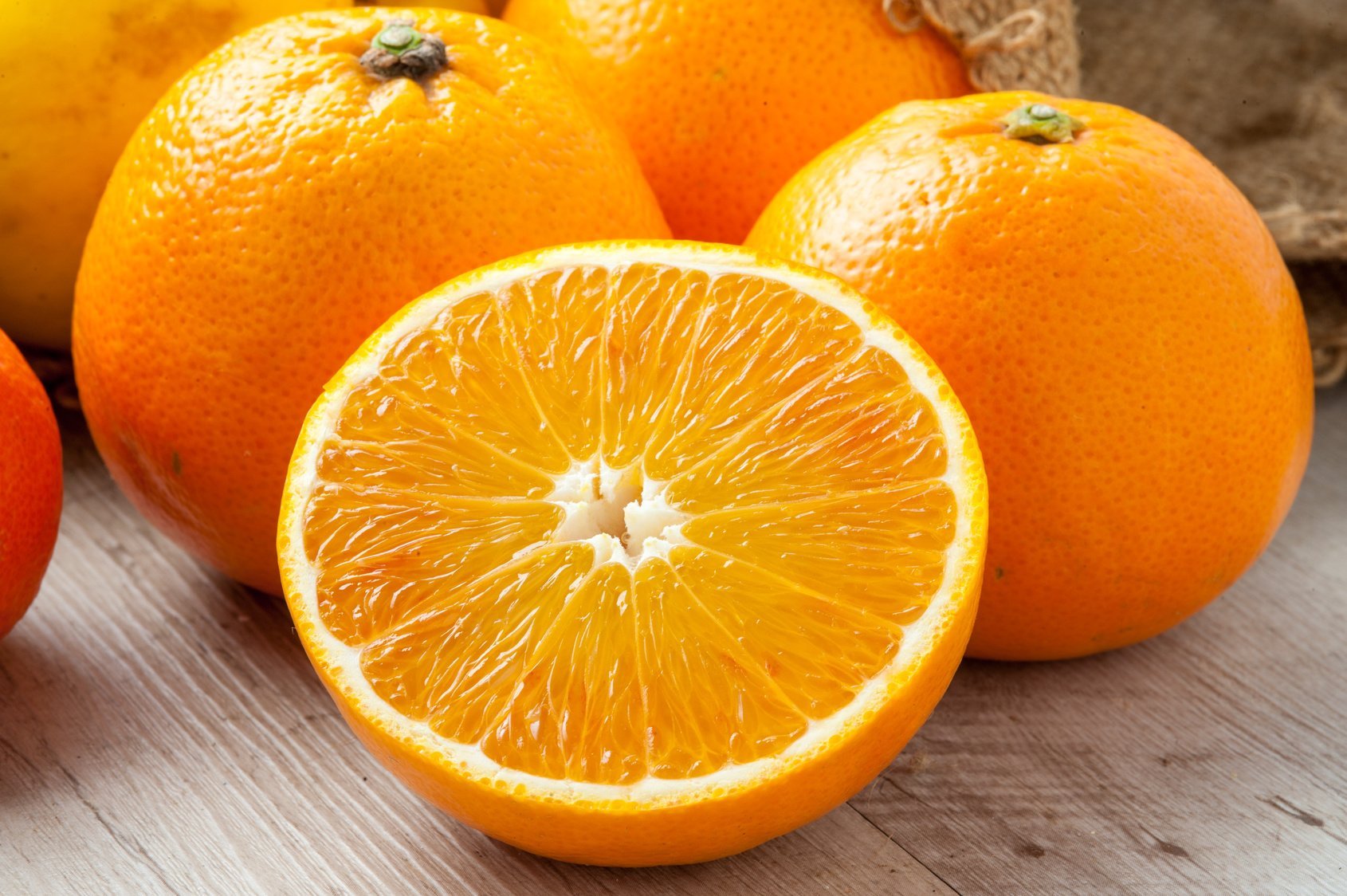 Употребление апельсинов. Апельсин. Апельсиновая мякоть. Долька апельсина. Мякоть мандарина.