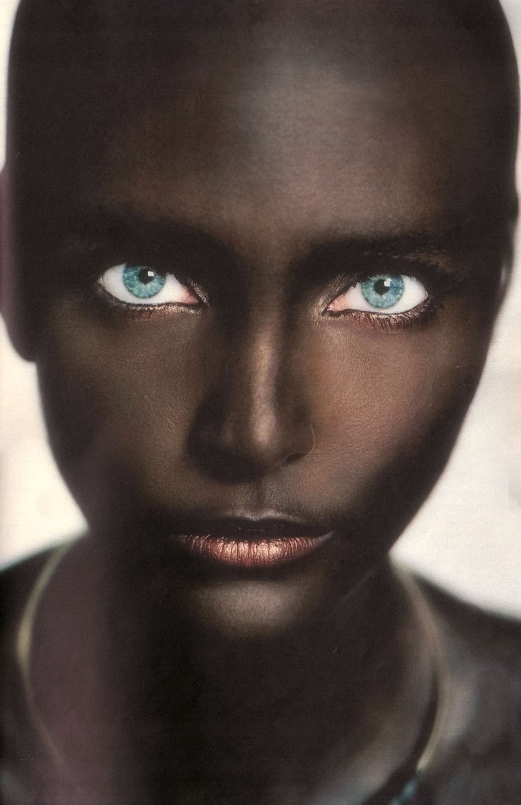 Глаза темнокожих. Чернокожие с голубыми глазами. Африканка с голубыми глазами. Темнокожие со светлыми глазами.
