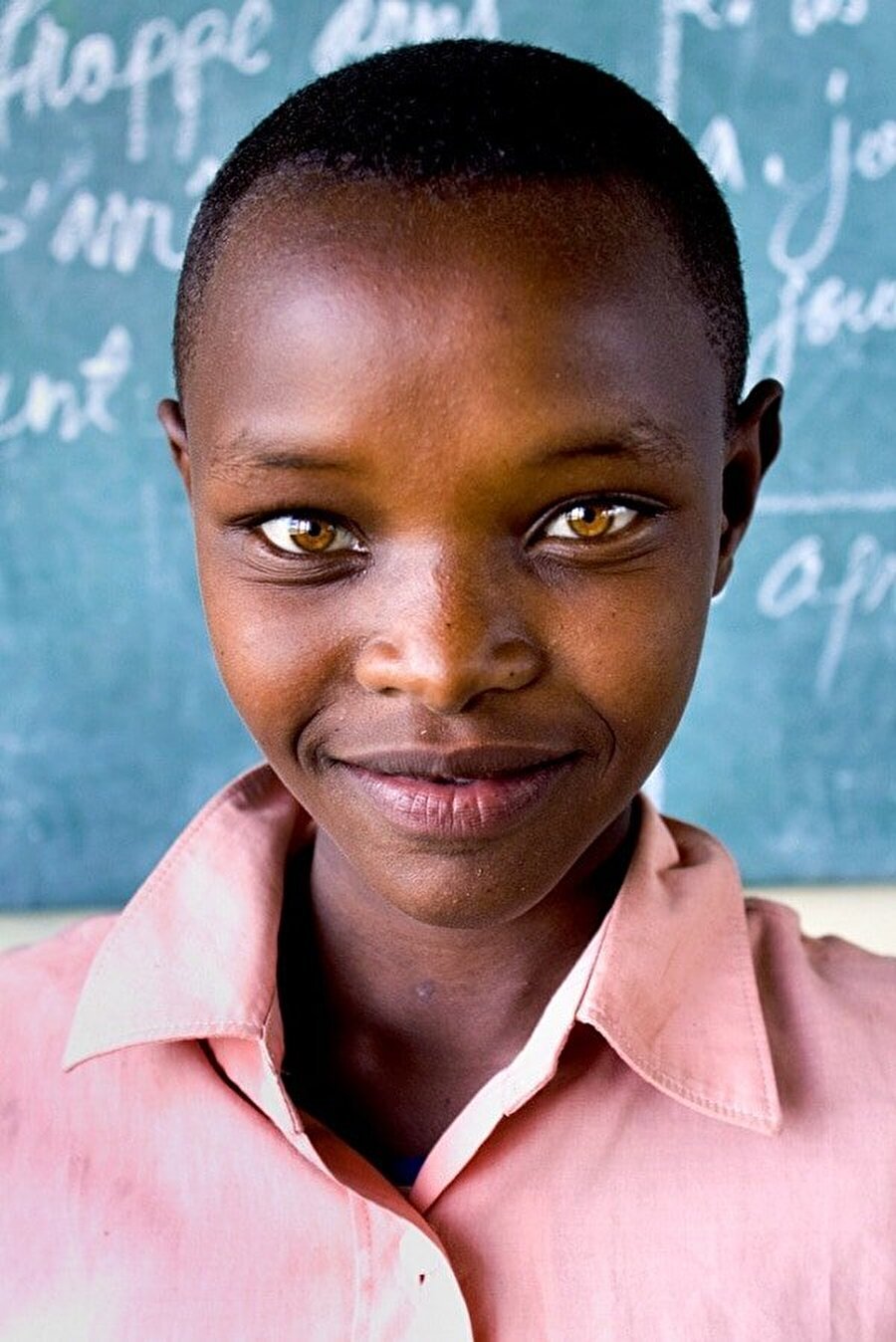 Глаза темнокожих. Африканцы негроидная раса. Темнокожие с голубыми глазами. Темнокожие с зелеными глазами. Афроамериканцы с голубыми глазами.