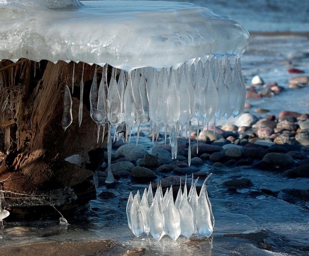 Вода необычные фото. Ледяные чудеса природы. Удивительные сосульки. Лед сосульки. Ледяные сосульки.