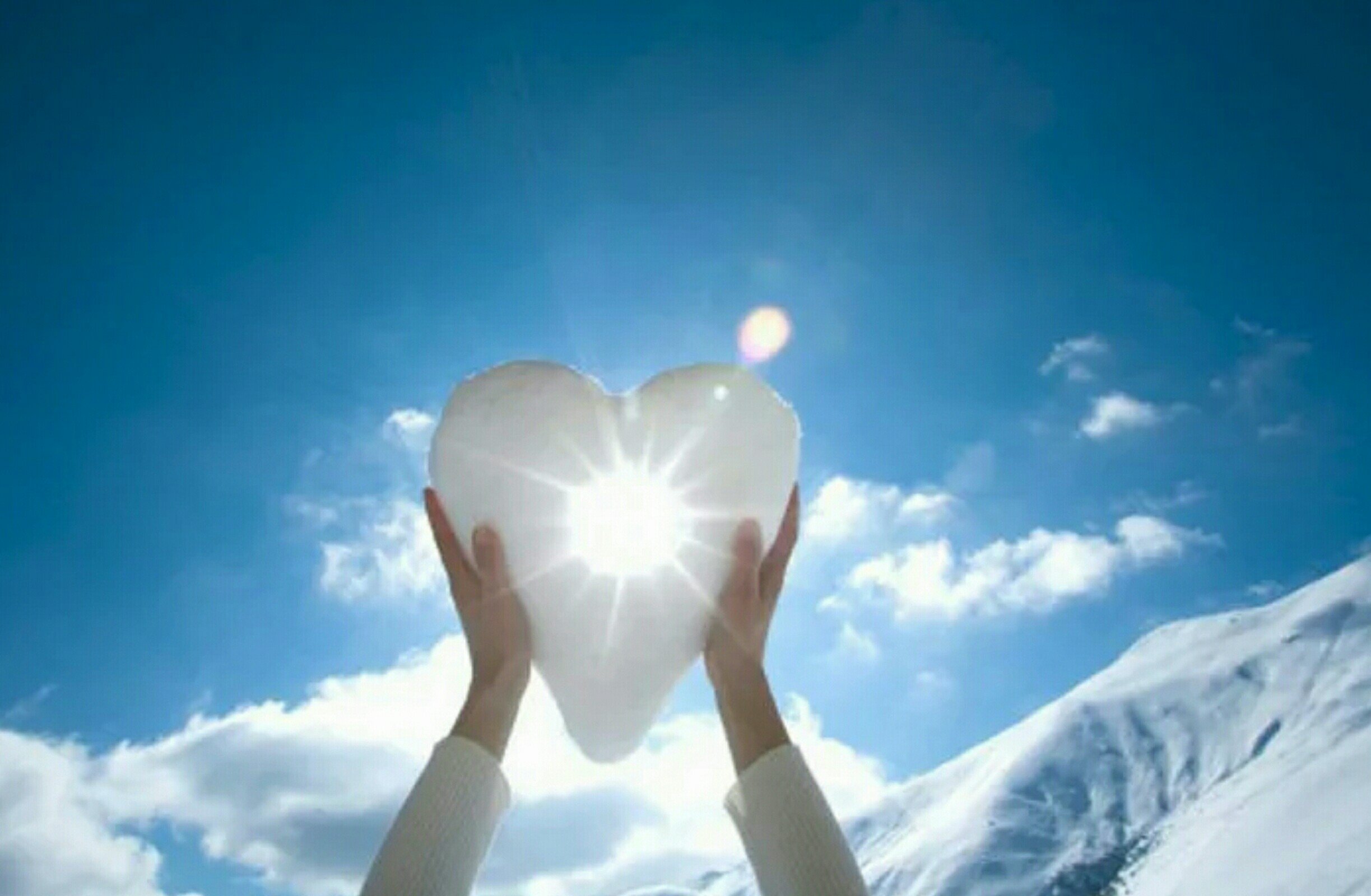 Небеса так чисты освещают нам дорогу. Чистое сердце. Сердце Бога. Духовное сердце. Мир в сердце.