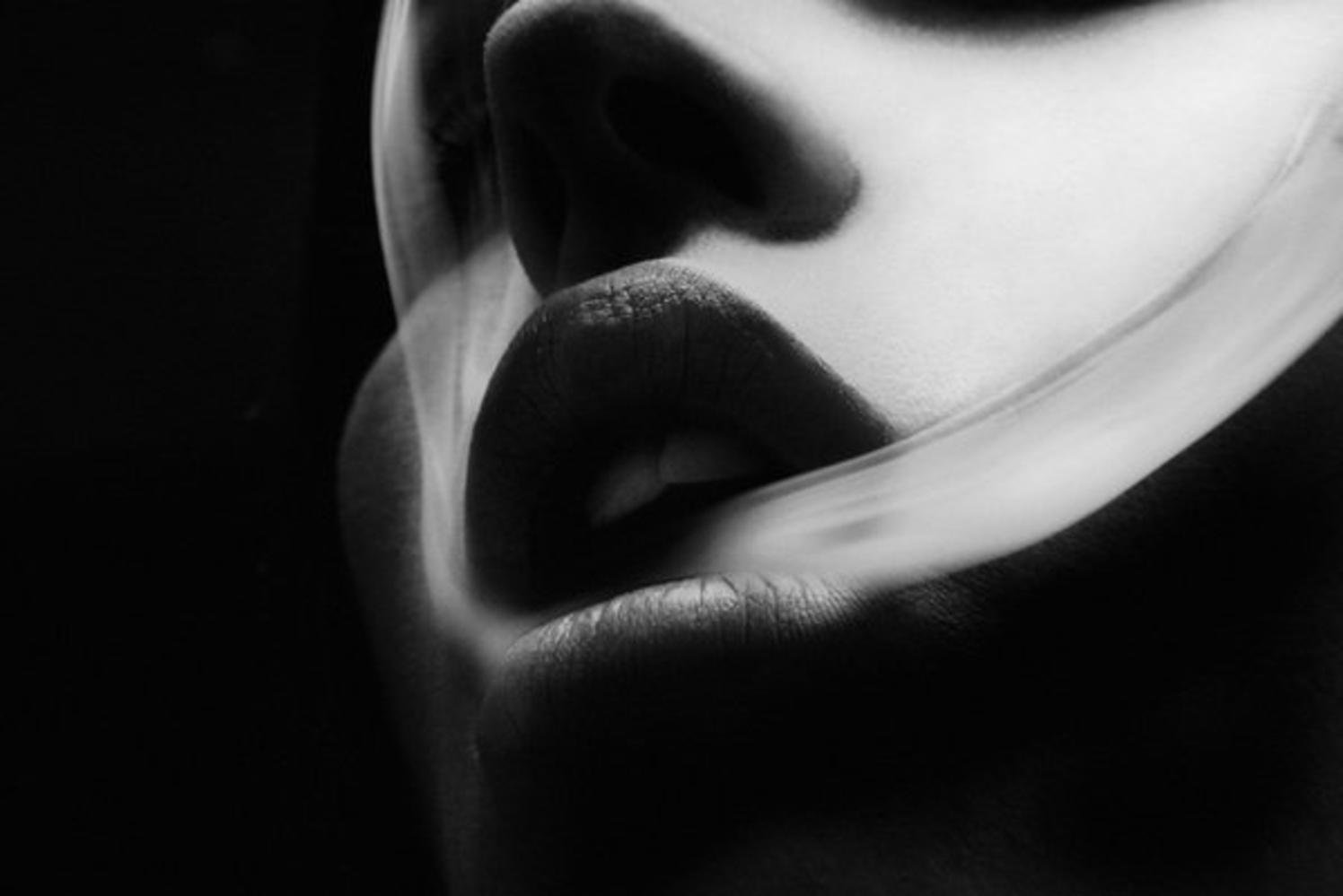 Черная губа песня. Чувственные губы. Женские губы. Губы в темноте. Губы черно белые.