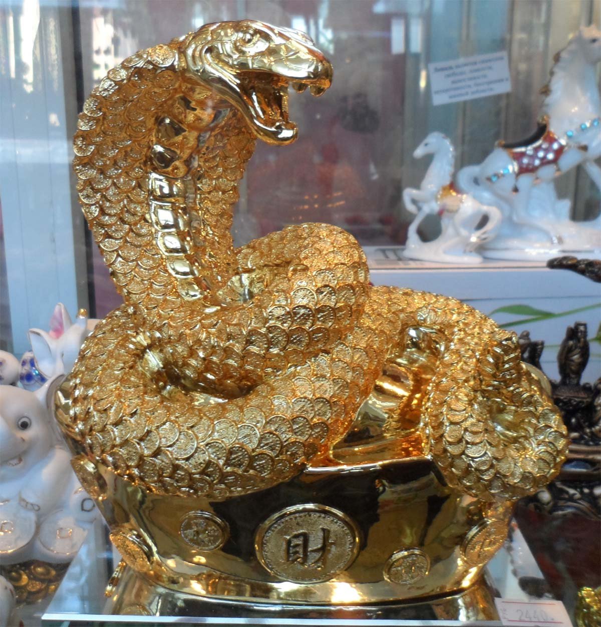 Дорогие змеи. Золотые вещи. Красивые дорогие вещи. Золотая змея. Дорогие золотые вещи.
