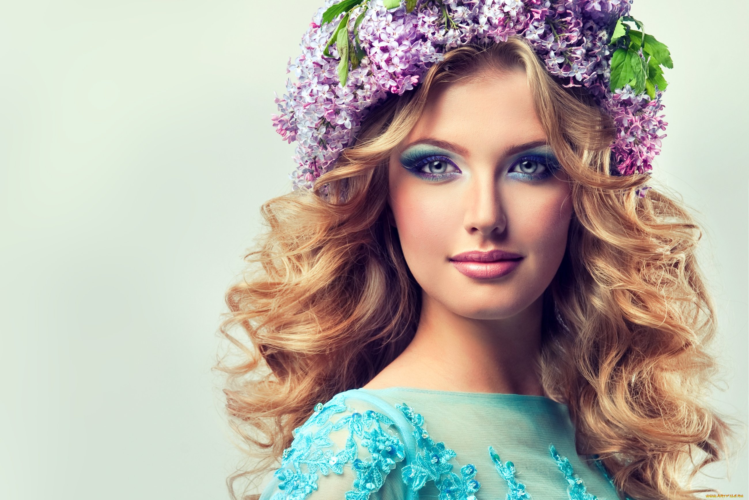 Идеи красоты. Весенний макияж. Девушка с венком на голове. Красивая женщина в цветах. Красивый весенний макияж.