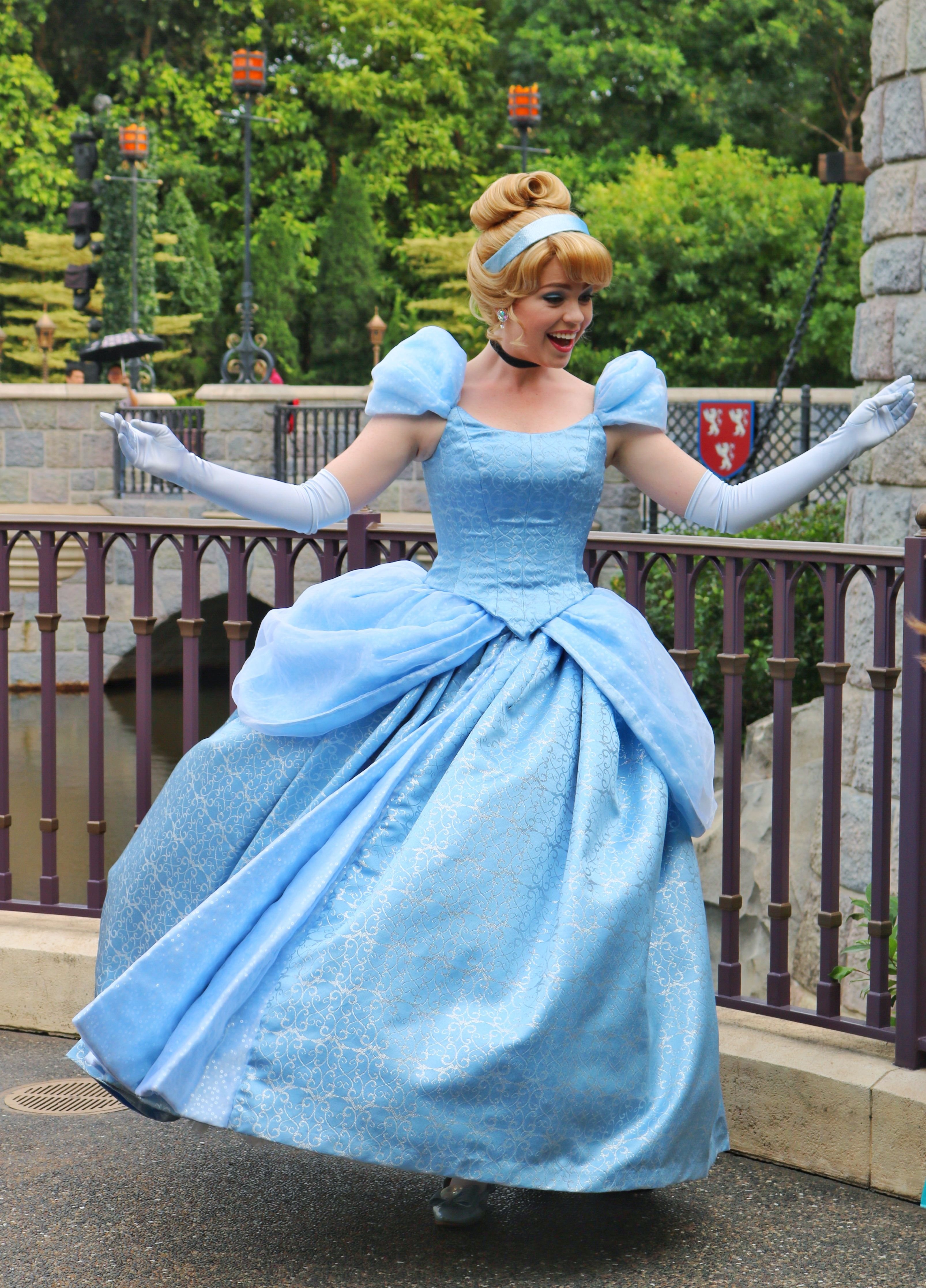 Настоящий золушка. Платье Золушки Дисней. Золушка косплей Дисней. Платье Дисней Cinderella. Косплей принцесса Золушка Диснея.