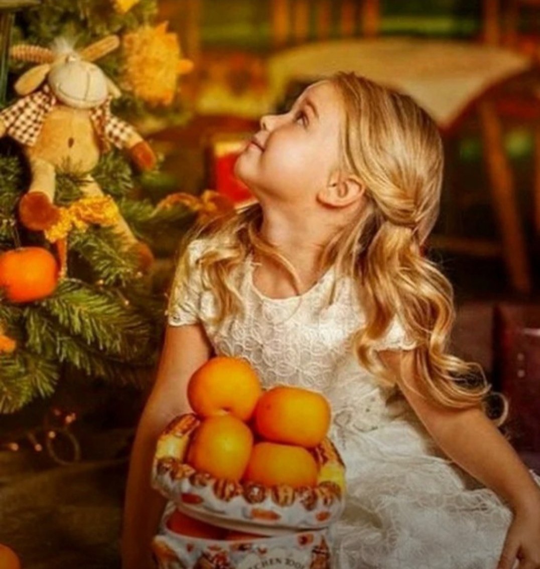 Апельсин есть вечером. Мандарины новый год. Мандарины и елка. Девочка с мандаринами. Фотосессия с мандаринами.