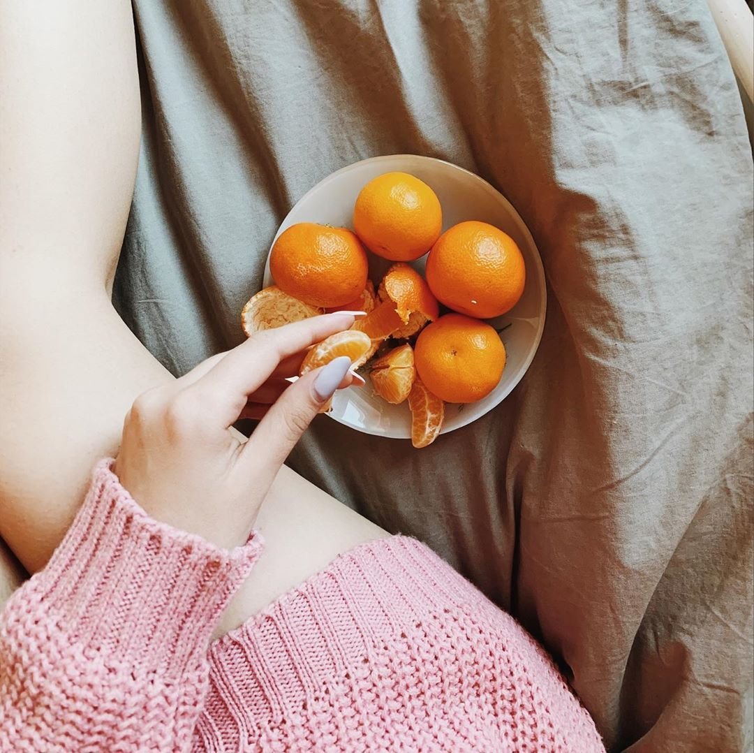 She likes oranges. Девушка с мандаринами. Фотосессия с мандаринами. Мандарин картинка. Мандарины Эстетика.