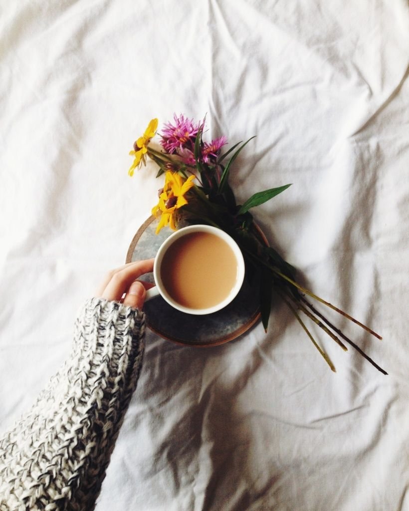 Стильное утро картинки. Кофе утро стильные. Стильное утро. Девушка кофе цветы. Доброе утро стильные.
