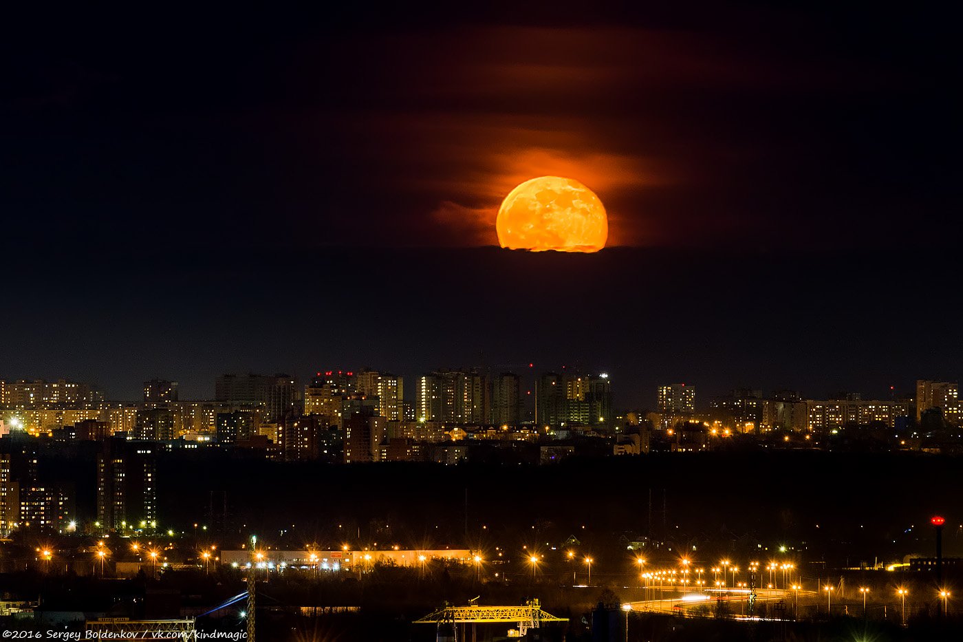 России луна сегодня. Луна над городом. Ночь над городом. Город на Луне. Полнолуние в городе.