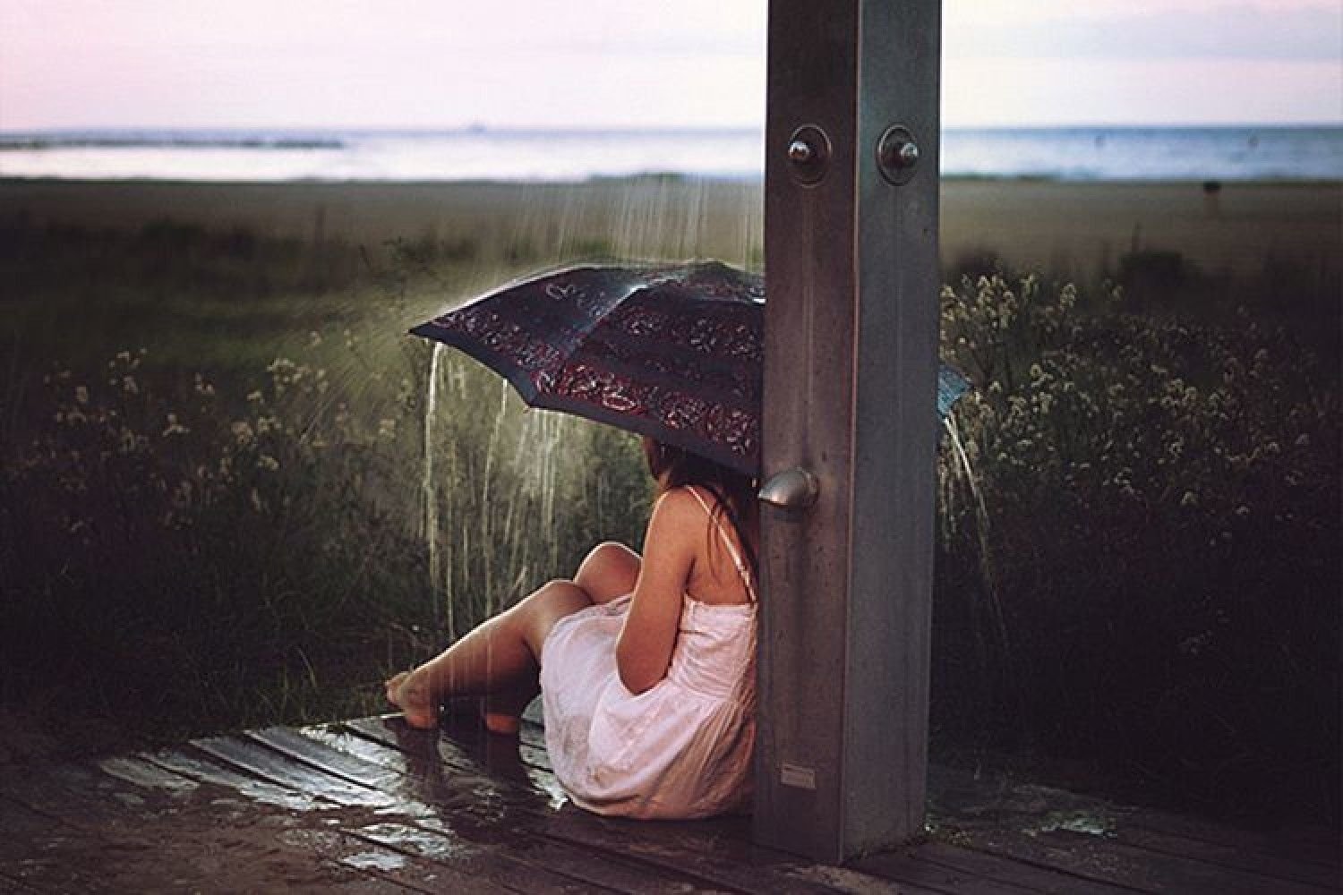 Погода устала. Одиночество девушка. Девушка под дождем. Одиночество души. Летнее одиночество.