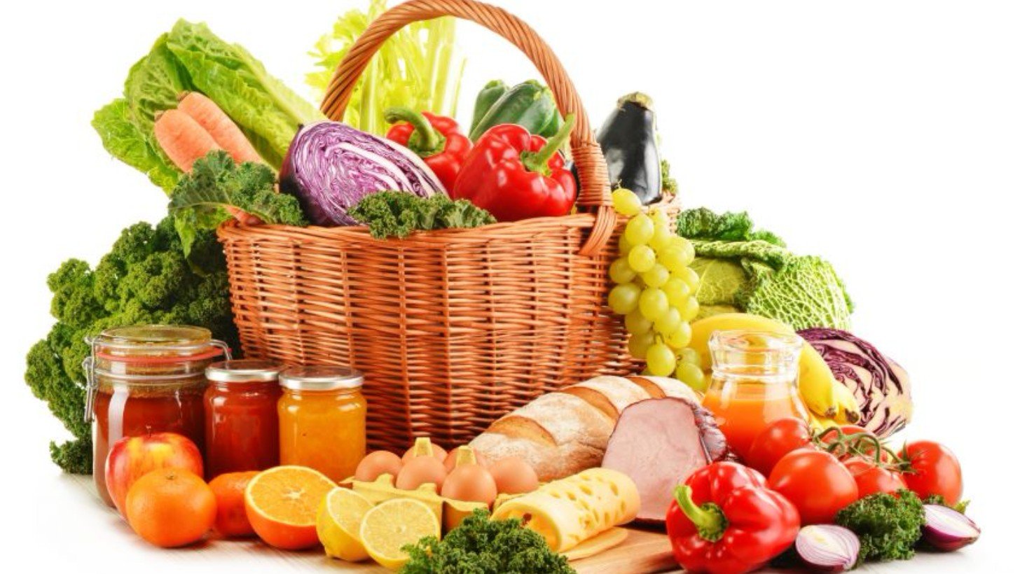 Vegetable products. Корзина с продуктами. Корзинка с продуктами. Корзинка с овощами. Продуктовая корзина с продуктами.
