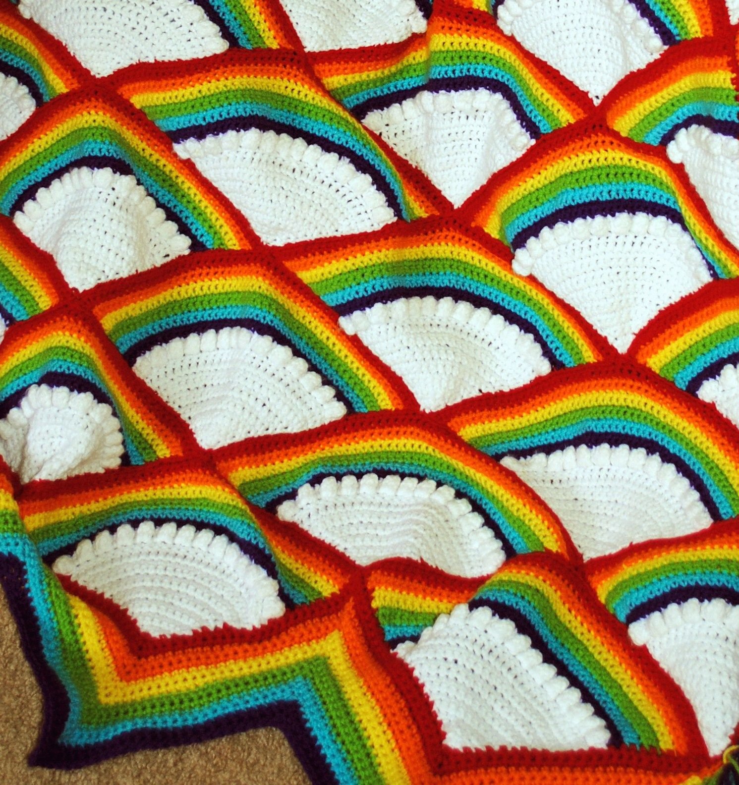 Из кусочков ниток. Плед Бабушкин квадрат 3д эффект. Вязаное одеяло. Плед из разноцветной пряжи. Пледы связанные крючком.