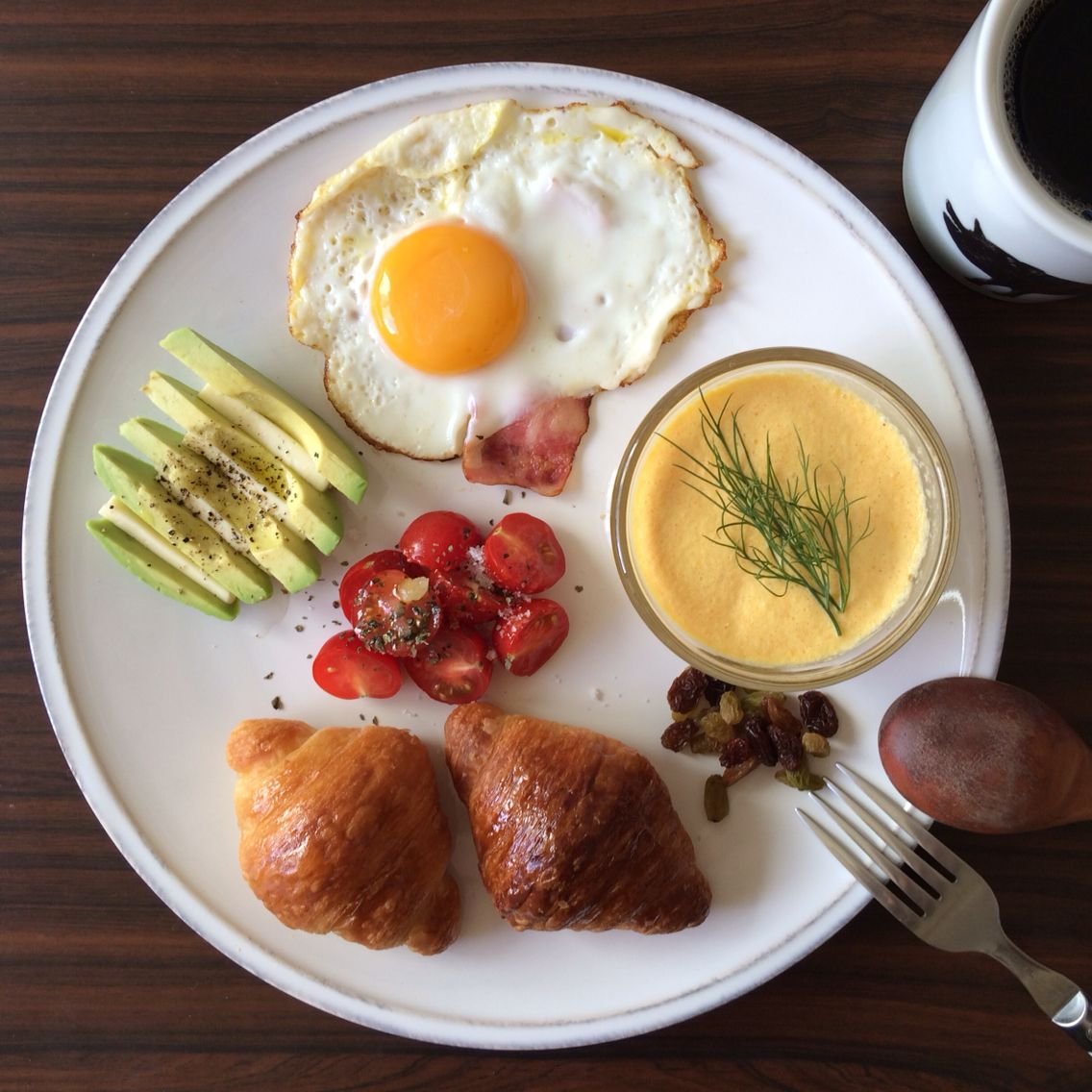 Из букв завтрак. Комплексный завтрак. Красивый завтрак. Вкусный и красивый завтрак. Завтрак в кафе.