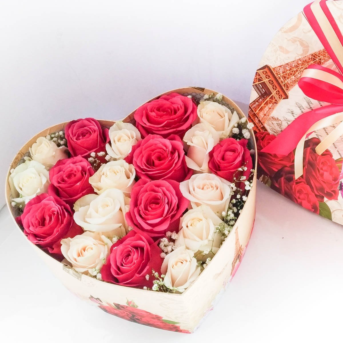 Красивый подарок женщине на день рождения. Цветы в коробке. Розы в коробке. Цветы в коробочке. Букет цветов в коробке.