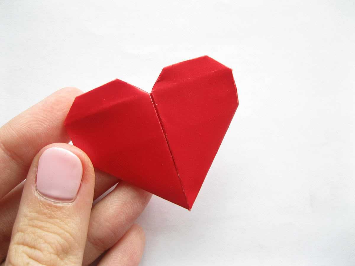 Сердечко из бумаги легко. Оригами сердце. Оригами сердечко. Оригами сердце из бумаги. Объемные сердечки.