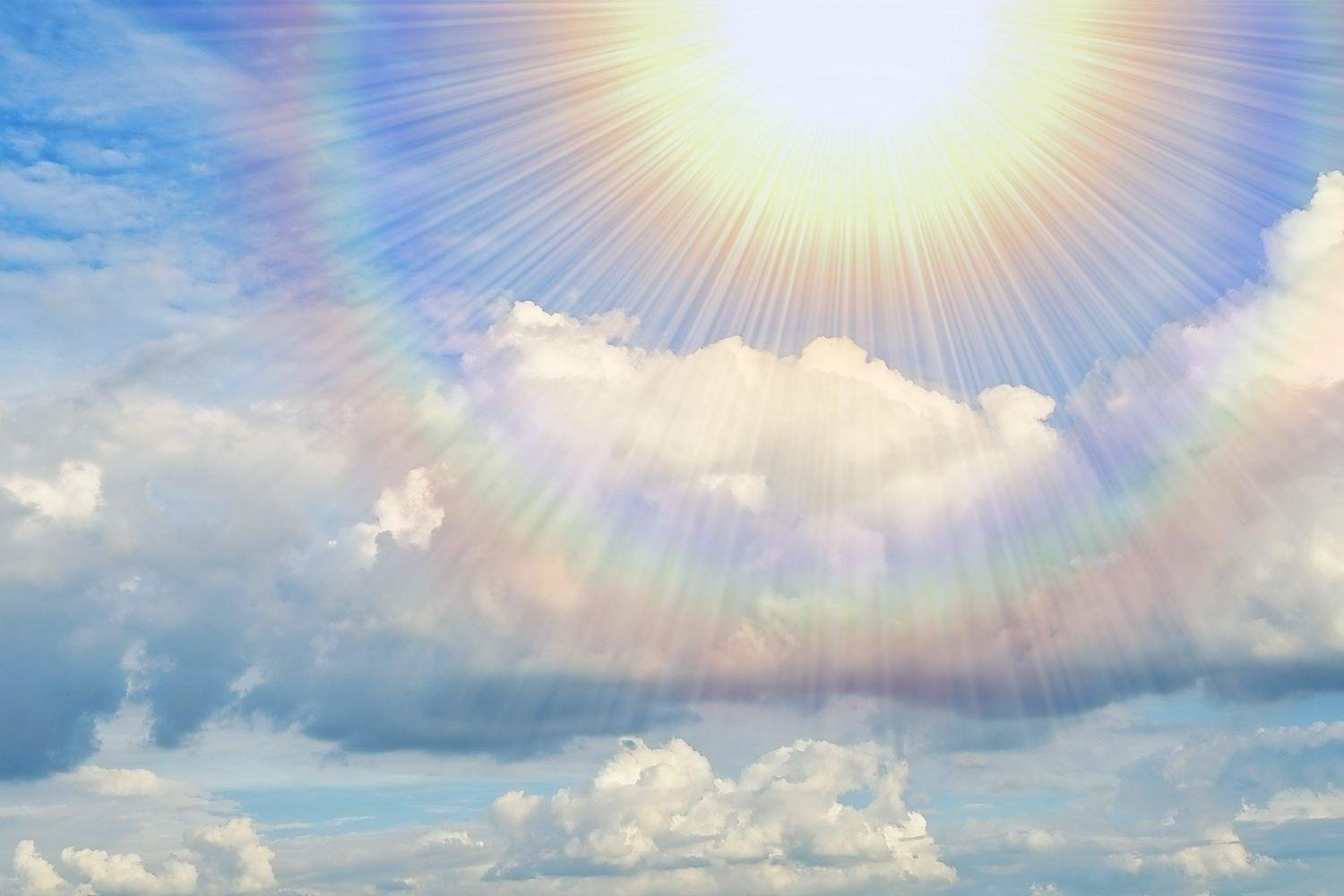 Солнца над головой. Солнечное небо. Небо солнце. Солнце на голубом небе. Божественный свет.
