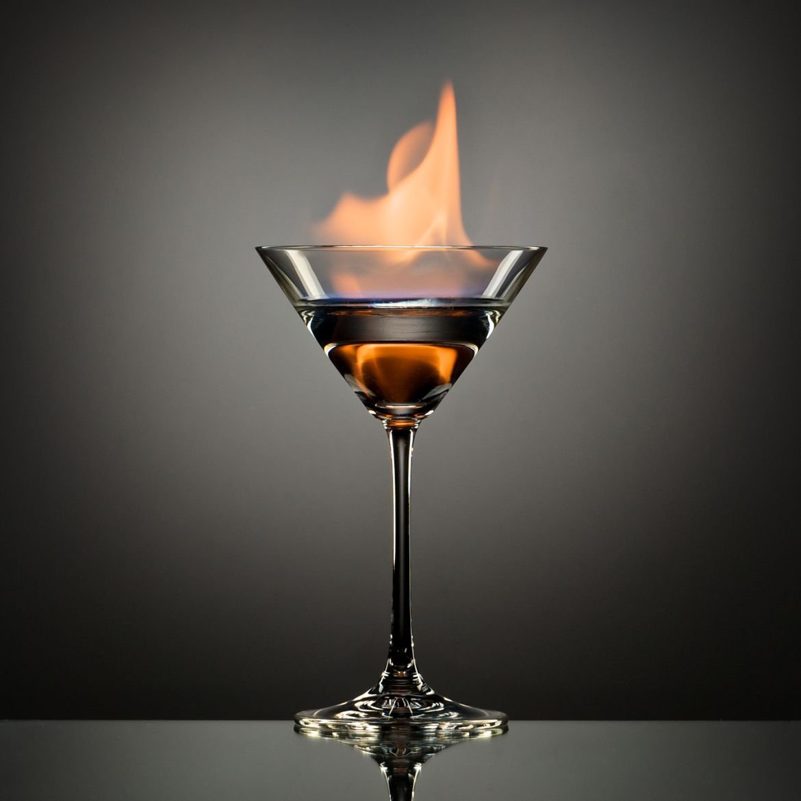 Самбука горящая. Огненный коктейль. Огонь в бокале. Горящие коктейли. Коктейль с огнем.