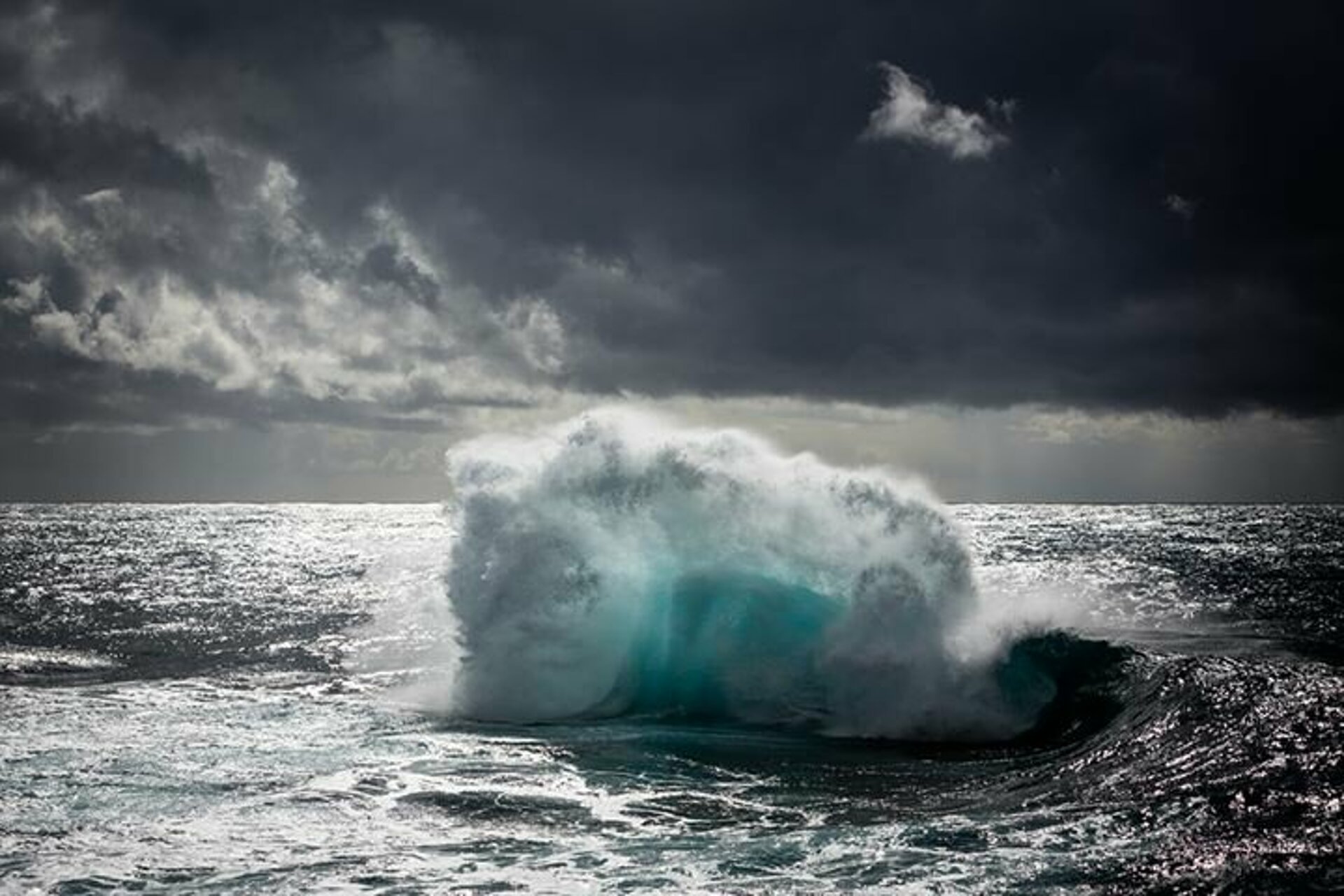 Через 2 шторм. Уоррен Килан волны. Уоррен Килан фотограф. Бискайский залив волны убийцы. Море шторм.