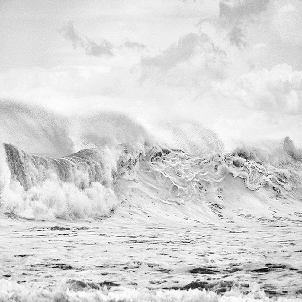 Белые волны песня. Белая волна. Море черно белое. Черно белые волны. Серые волны.
