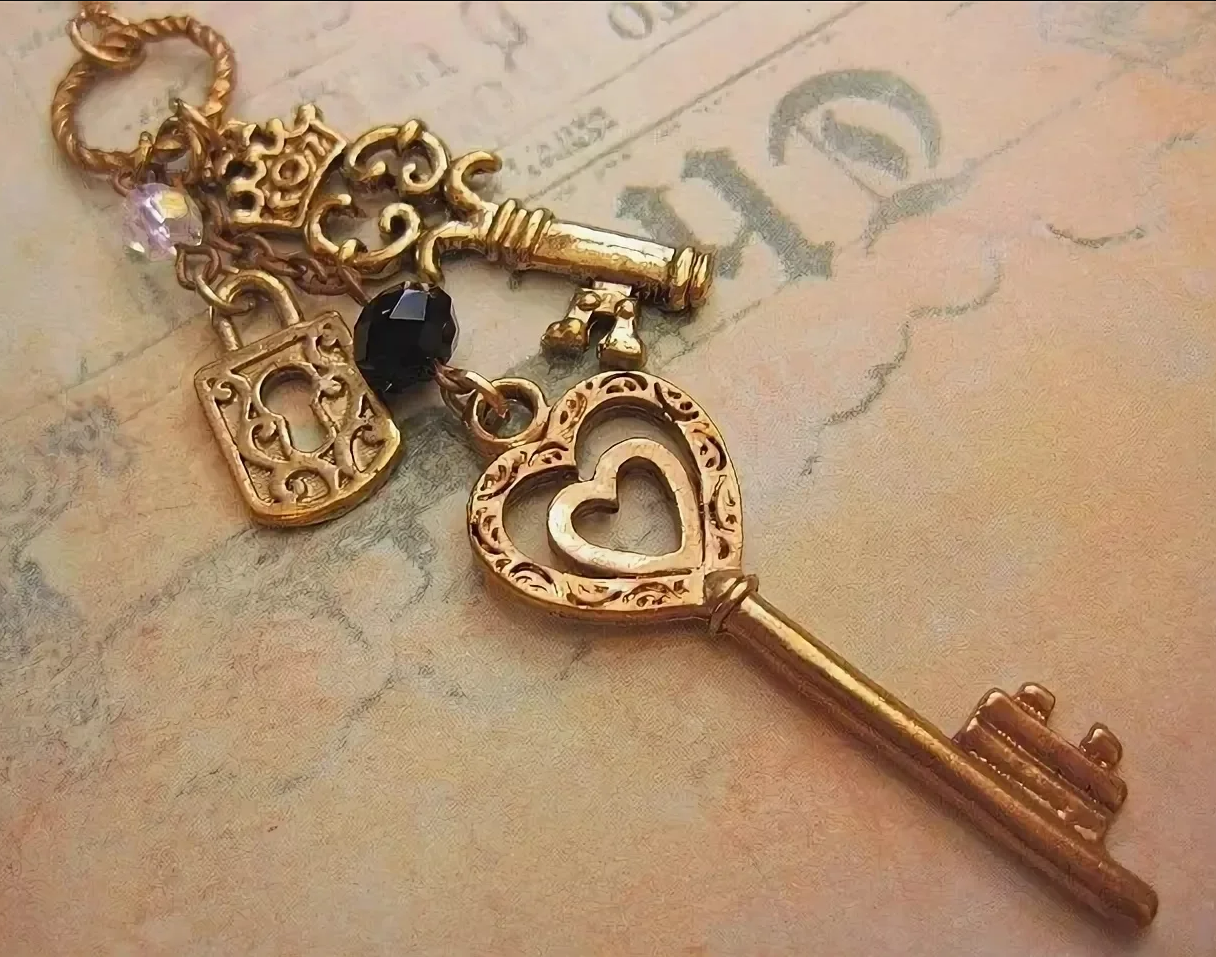 Несколько открытых ключей. Красивые ключи. Старинный ключ. Красивый старинный ключ. Ключ дверной красивый.