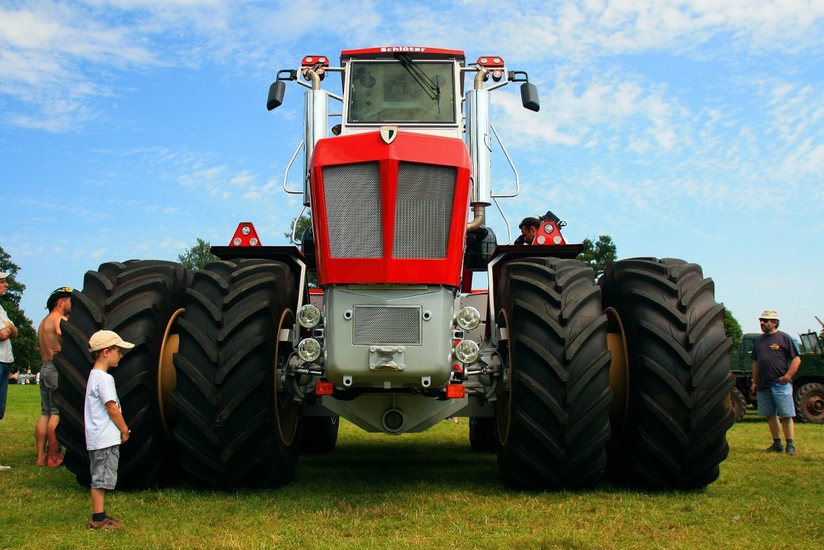 Трактор лок. Трактор колесный Фендт фармер красный. Трактор большой. Мощный трактор. Самый большой трактор.
