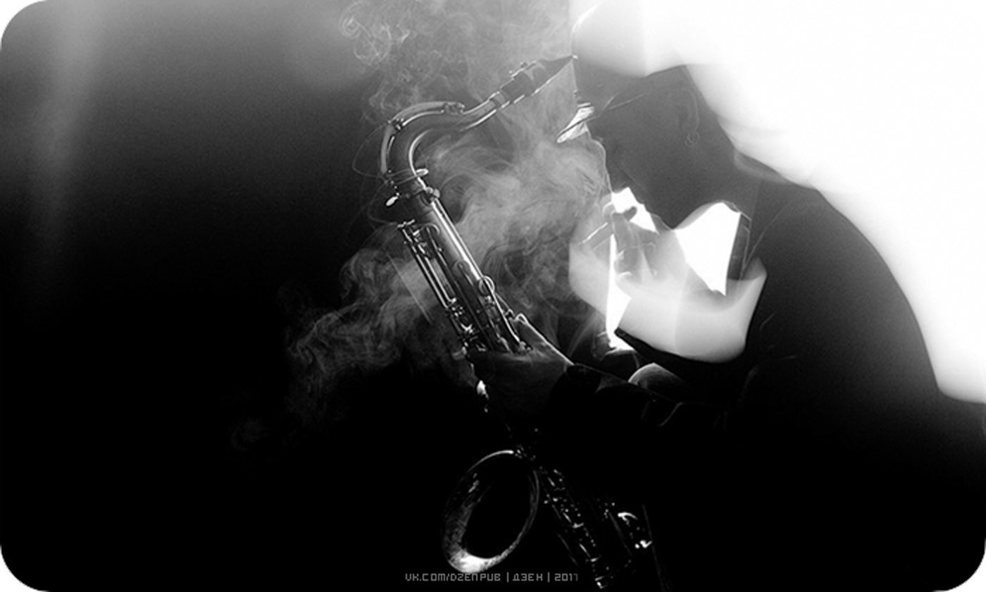 Одинокий саксофон. Саксофон в дыму. Саксофон черно белый. Саксофон в ночи. Саксофонист черно белый.