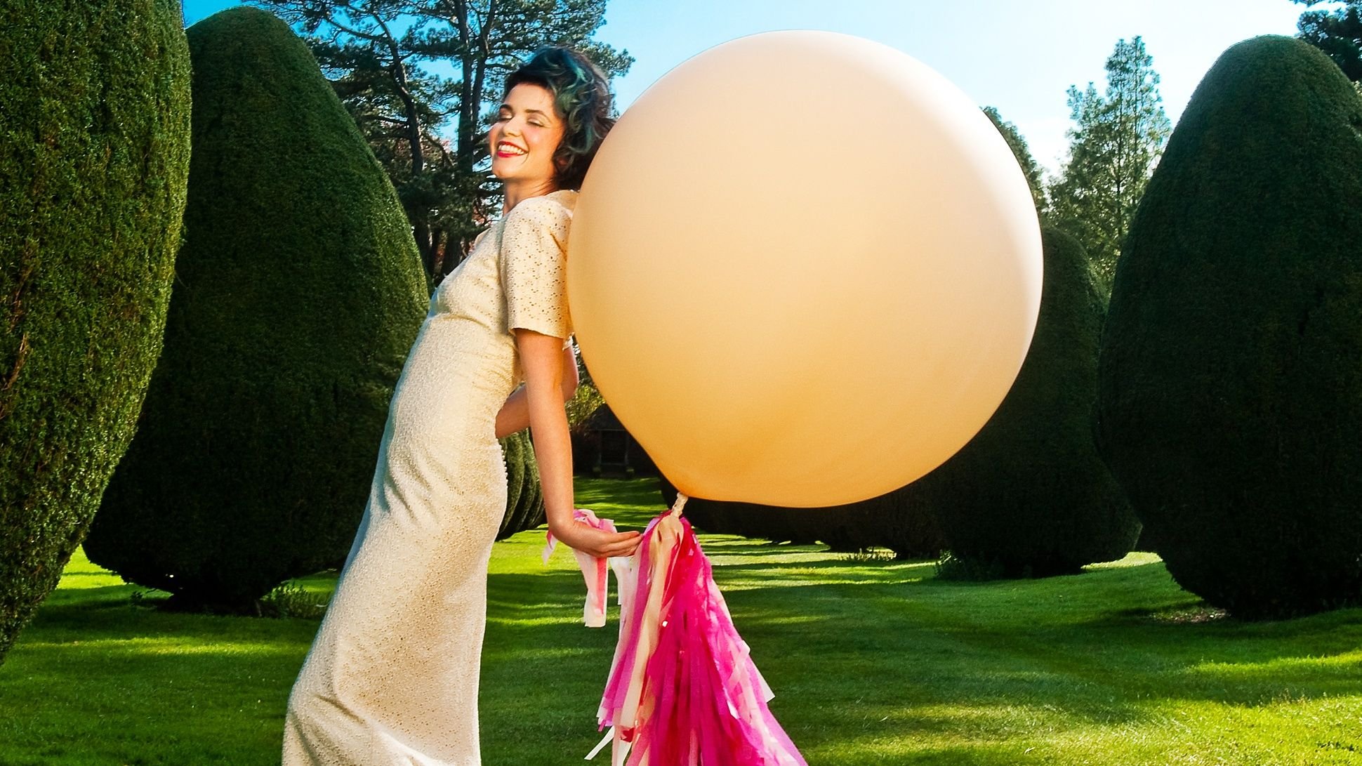 4 в огромном шаре. Большой шар. Огромные воздушные шары. Гигантские шары. Гигантский воздушный шар.