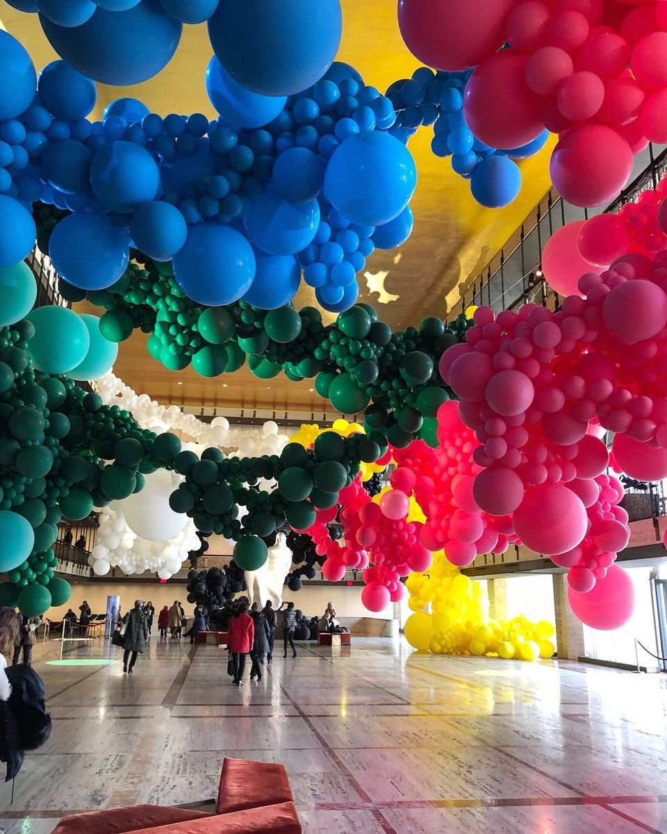 Музей воздушных шаров в санкт петербурге. Украшение шарами. Воздушный шарик. Яркие воздушные шары. Гирлянда из воздушных шаров.