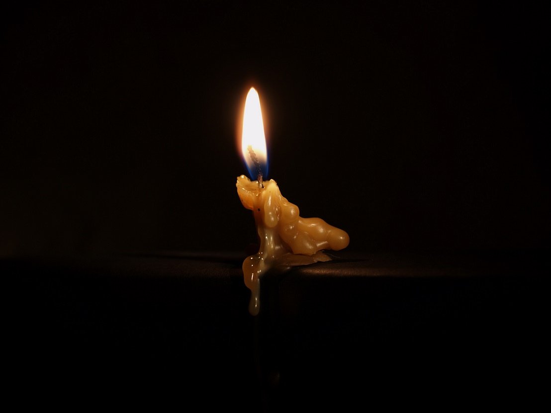 Догорает огарок свечи. Огарок свечи. Потухший огарок свечи. Свеча горела. Огарок восковой свечи.