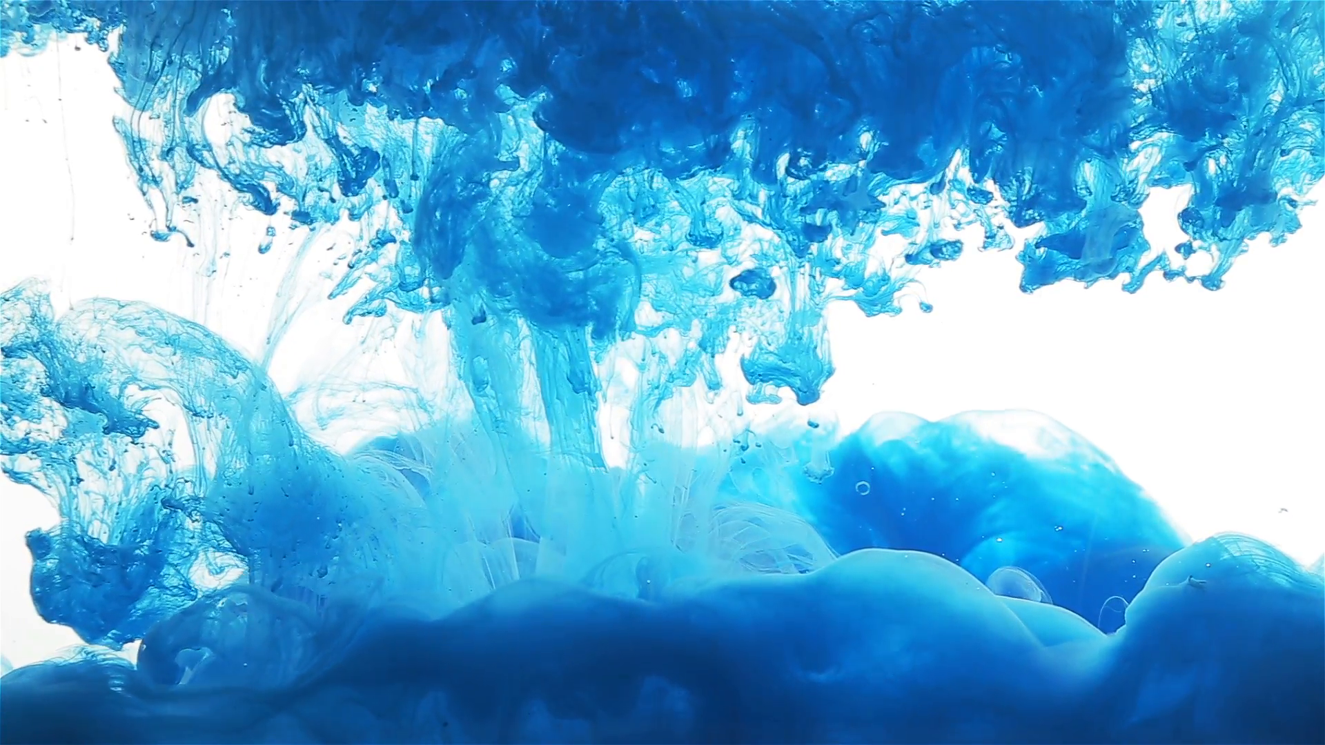 Краска в воде. Вода абстракция. Краска синяя. Синий дым.