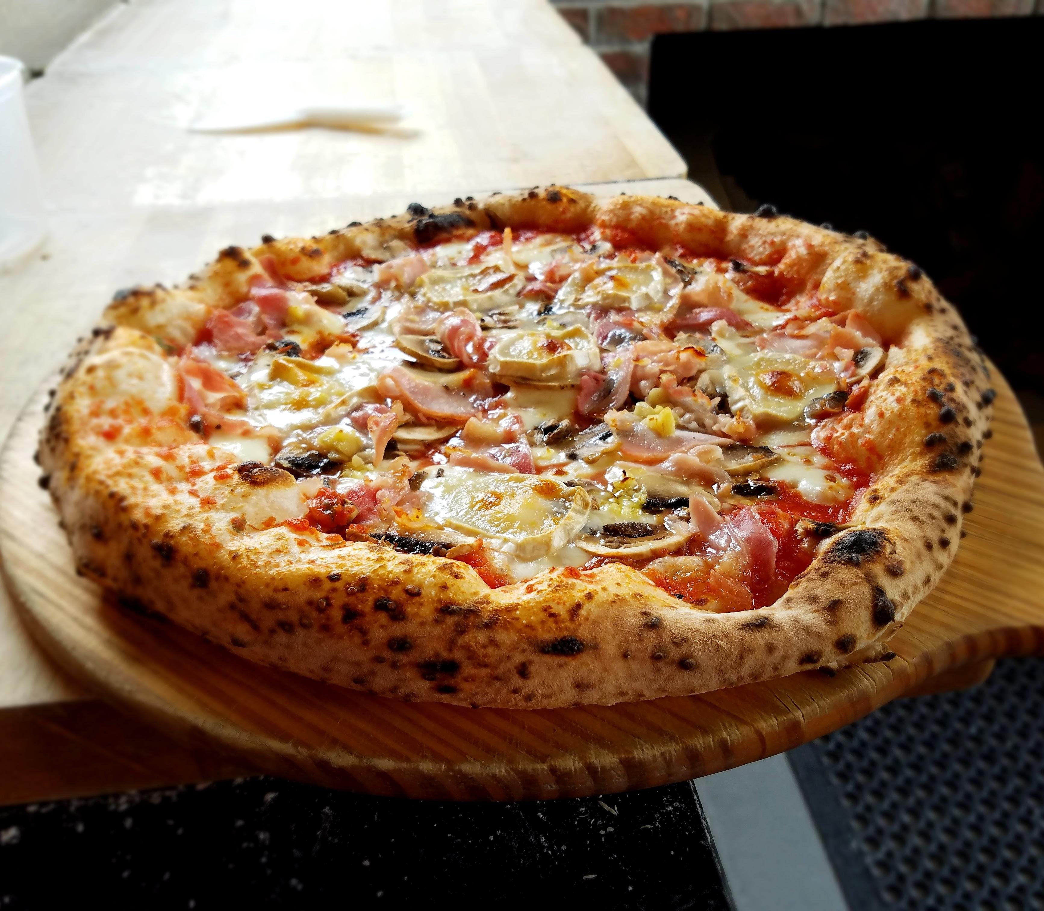 Рецепт неаполитанского теста. Неаполитанская пицца. Неаполь пицца. Пицца в неаполитанском стиле.